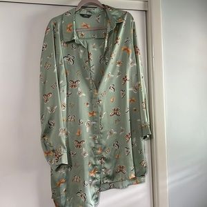 🍇long sleeve silky button up mint green with butterflies size xxl